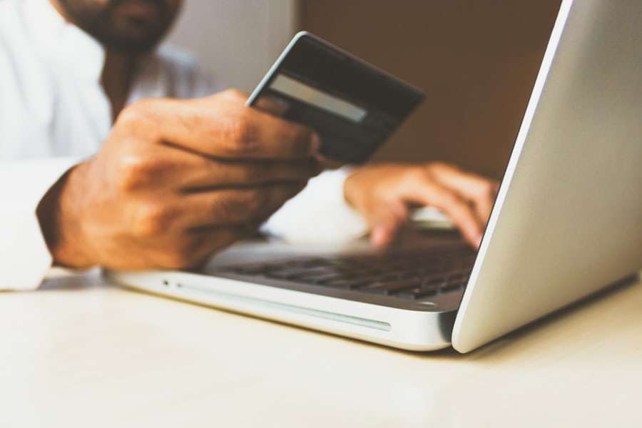 Ponsel digunakan untuk menyelesaikan pembayaran digital