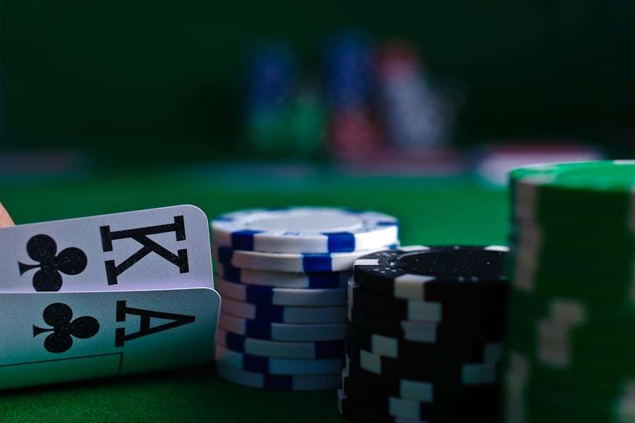 Kartu poker dan tumpukan chip tergeletak di atas meja hijau