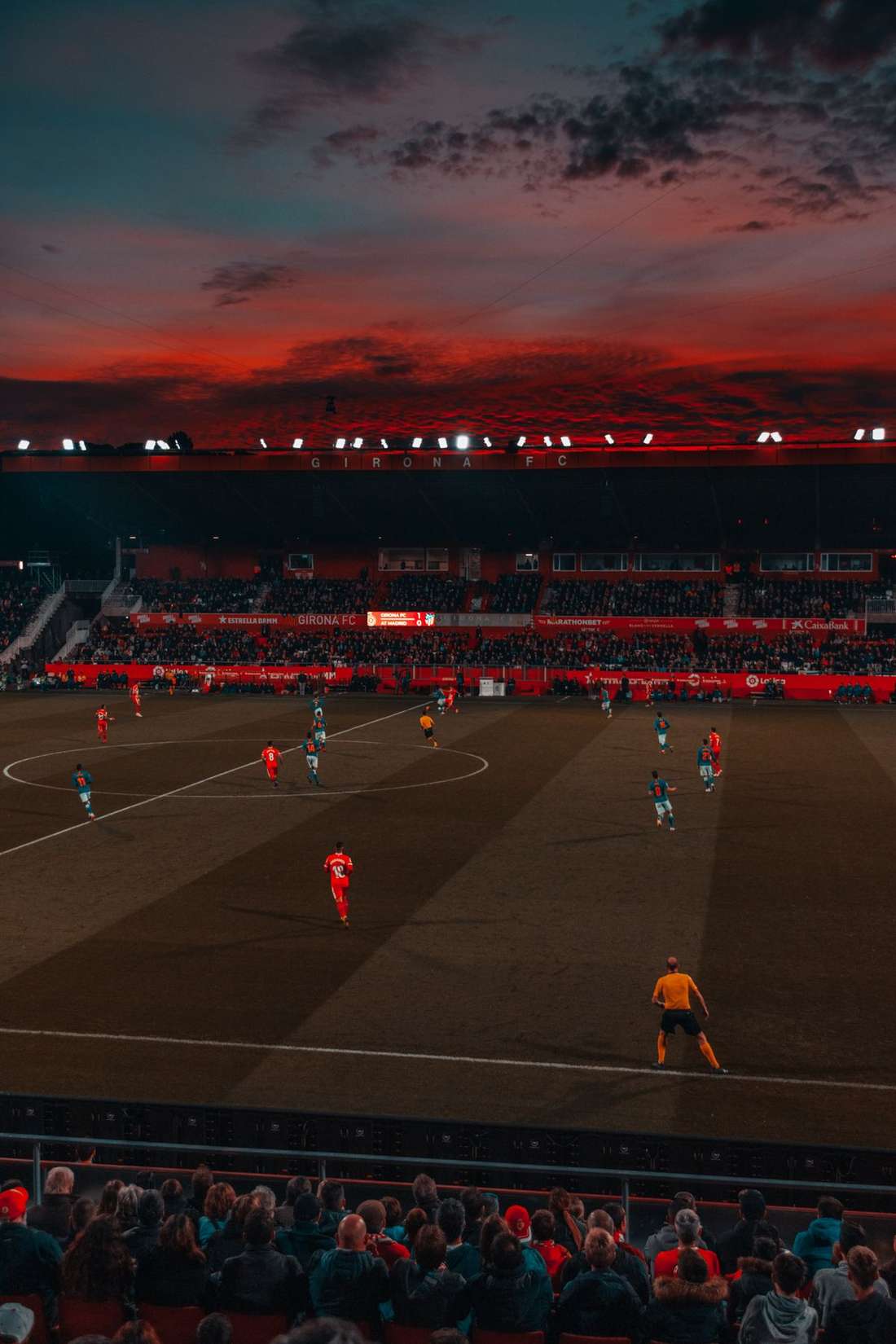 Stadion menyala di malam pertandingan